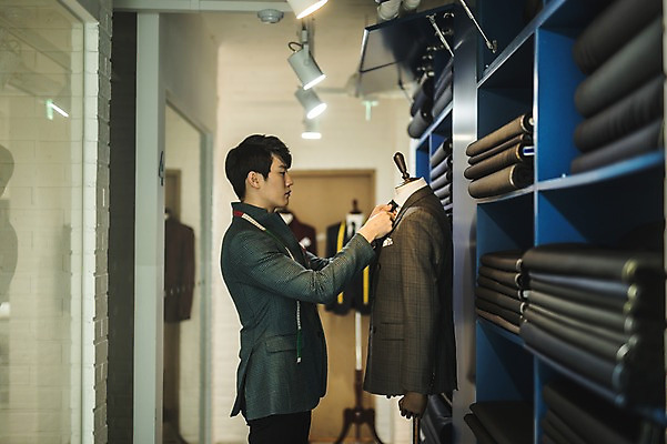 포토 JPG 응시 남자 넥타이 전등 선반 실내 줄자 한명 서기 사람 정장 손짓 상반신 20대 성인 옆모습 만지기 한국인 직물 패션디자이너 제자 실습 맞추기 신입 성인남자한명만 국내포토 1 시선 잡화 옷 뷰포인트 가구 모션 조명 자 동양인 청년 내부 디자이너 남자한명만 성인남자만 파일형식