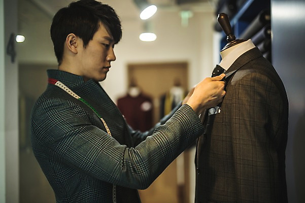 포토 JPG 응시 남자 전등 실내 줄자 한명 서기 사람 정장 손짓 상반신 20대 성인 옆모습 견본 만지기 한국인 직물 잡기 마네킹 패션디자이너 제자 실습 신입 성인남자한명만 국내포토 1 시선 옷 뷰포인트 모션 조명 자 동양인 청년 내부 디자이너 남자한명만 성인남자만 파일형식