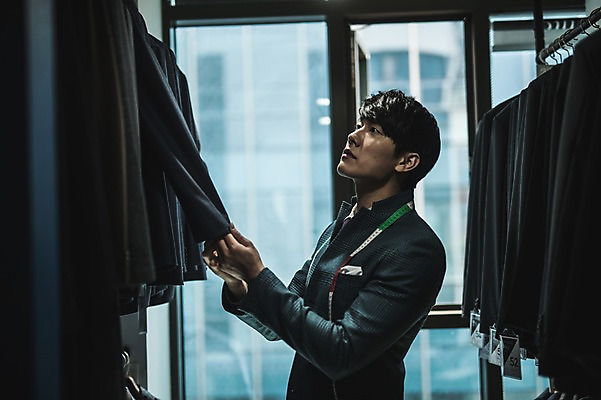 포토 JPG 응시 남자 실내 줄자 한명 서기 사람 정장 손짓 상반신 20대 성인 옆모습 견본 만지기 한국인 관찰 옷걸이 패션디자이너 창가 제자 실습 신입 성인남자한명만 국내포토 1 시선 옷 뷰포인트 창문 모션 자 동양인 청년 내부 디자이너 남자한명만 성인남자만 파일형식