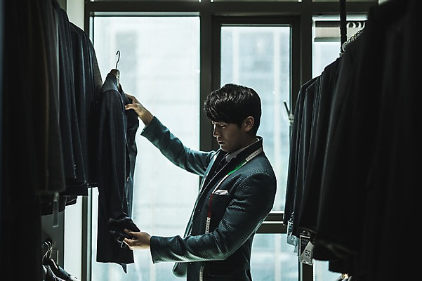 포토 JPG 응시 남자 실내 줄자 한명 서기 들기 사람 정장 상반신 20대 성인 옆모습 견본 만지기 한국인 관찰 잡기 옷걸이 패션디자이너 창가 제자 실습 신입 성인남자한명만 국내포토 1 시선 옷 뷰포인트 창문 모션 자 동양인 청년 내부 디자이너 남자한명만 성인남자만 파일형식