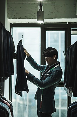 포토 JPG 응시 남자 전등 실내 줄자 한명 서기 들기 사람 정장 상반신 20대 성인 옆모습 견본 만지기 한국인 관찰 잡기 옷걸이 패션디자이너 창가 제자 실습 신입 성인남자한명만 국내포토 1 시선 옷 뷰포인트 창문 모션 조명 자 동양인 청년 내부 디자이너 남자한명만 성인남자만 파일형식