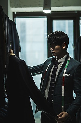 포토 JPG 응시 남자 전등 실내 줄자 한명 서기 들기 사람 정장 상반신 20대 성인 옆모습 견본 만지기 한국인 관찰 잡기 옷걸이 패션디자이너 창가 제자 실습 신입 성인남자한명만 국내포토 1 시선 옷 뷰포인트 창문 모션 조명 자 동양인 청년 내부 디자이너 남자한명만 성인남자만 파일형식