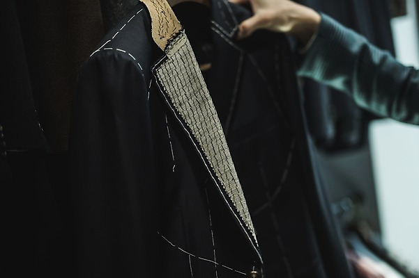 포토 JPG 손 남자 한손 실내 한명 들기 사람 정장 20대 성인 신체부위 견본 한국인 잡기 옷걸이 패션디자이너 제자 실습 신입 성인남자한명만 국내포토 1 옷 모션 동양인 청년 내부 디자이너 남자한명만 성인남자만 파일형식