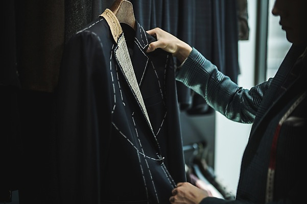 포토 JPG 응시 남자 실내 줄자 한명 서기 들기 사람 정장 상반신 20대 성인 옆모습 견본 만지기 한국인 관찰 잡기 옷걸이 패션디자이너 창가 제자 실습 신입 성인남자한명만 국내포토 1 시선 옷 뷰포인트 창문 모션 자 동양인 청년 내부 디자이너 남자한명만 성인남자만 파일형식