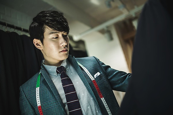 포토 JPG 응시 남자 실내 줄자 한명 서기 사람 정장 상반신 20대 성인 앞모습 한국인 관찰 옷걸이 패션디자이너 제자 실습 신입 성인남자한명만 국내포토 1 시선 옷 뷰포인트 모션 자 동양인 청년 내부 디자이너 남자한명만 성인남자만 파일형식