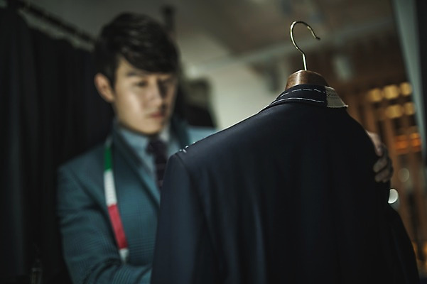 포토 JPG 응시 남자 실내 줄자 한명 서기 들기 사람 정장 상반신 20대 성인 앞모습 견본 한국인 관찰 잡기 옷걸이 패션디자이너 제자 실습 신입 성인남자한명만 국내포토 1 시선 옷 뷰포인트 모션 자 동양인 청년 내부 디자이너 남자한명만 성인남자만 파일형식