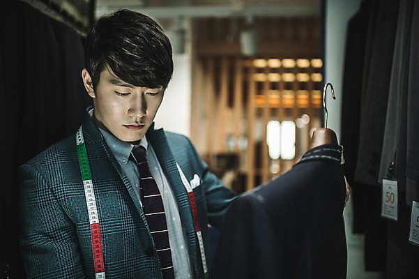 포토 JPG 응시 남자 실내 줄자 한명 서기 들기 사람 정장 상반신 20대 성인 앞모습 견본 한국인 관찰 옷걸이 패션디자이너 제자 실습 신입 성인남자한명만 국내포토 1 시선 옷 뷰포인트 모션 자 동양인 청년 내부 디자이너 남자한명만 성인남자만 파일형식