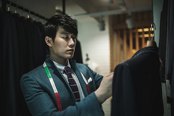 포토 JPG 응시 남자 실내 줄자 한명 서기 사람 정장 손짓 상반신 20대 성인 옆모습 견본 만지기 한국인 관찰 옷걸이 패션디자이너 제자 실습 신입 성인남자한명만 국내포토 1 시선 옷 뷰포인트 모션 자 동양인 청년 내부 디자이너 남자한명만 성인남자만 파일형식