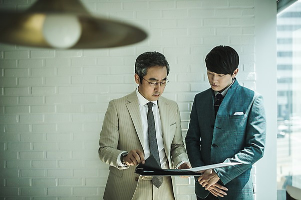 포토 JPG 응시 남자 40대 중년 전등 실내 설명 서기 들기 사람 정장 상반신 20대 성인 두명 앞모습 한국인 직물 가르침 패션디자이너 창가 제자 실습 장인 신입 남자만 국내포토 시선 옷 교육 뷰포인트 창문 모션 조명 동양인 청년 내부 디자이너 파일형식