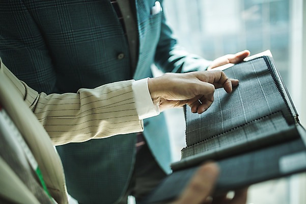 포토 JPG 손 남자 40대 중년 실내 설명 서기 사람 정장 손짓 상반신 20대 성인 두명 앞모습 옆모습 신체부위 만지기 한국인 가리킴 직물 패션디자이너 제자 실습 장인 신입 원단샘플 남자만 국내포토 옷 뷰포인트 모션 동양인 청년 내부 디자이너 파일형식