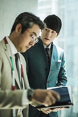 포토 JPG 응시 남자 40대 중년 실내 줄자 설명 서기 사람 정장 손짓 상반신 20대 성인 두명 앞모습 옆모습 만지기 한국인 직물 가르침 패션디자이너 제자 실습 장인 신입 남자만 국내포토 시선 옷 교육 뷰포인트 모션 자 동양인 청년 내부 디자이너 파일형식