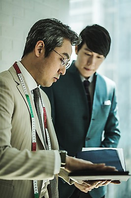 포토 JPG 남자 벽 40대 중년 실내 줄자 설명 서기 사람 정장 손짓 상반신 20대 성인 두명 앞모습 옆모습 만지기 한국인 직물 가르침 패션디자이너 제자 실습 장인 신입 남자만 국내포토 옷 교육 뷰포인트 모션 자 동양인 청년 내부 디자이너 파일형식