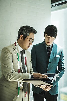 포토 JPG 응시 남자 벽 40대 중년 실내 줄자 설명 서기 사람 정장 손짓 상반신 20대 성인 두명 앞모습 옆모습 한국인 직물 가르침 패션디자이너 제자 실습 장인 신입 남자만 국내포토 시선 옷 교육 뷰포인트 모션 자 동양인 청년 내부 디자이너 파일형식