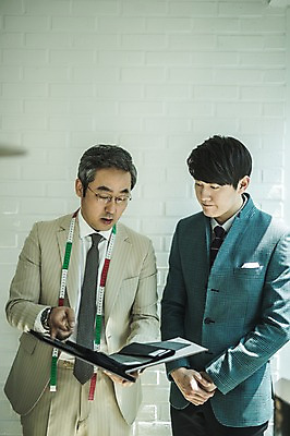 포토 JPG 응시 남자 벽 40대 중년 실내 줄자 설명 서기 들기 사람 정장 상반신 20대 성인 두명 앞모습 한국인 직물 가르침 패션디자이너 제자 실습 장인 신입 남자만 국내포토 시선 옷 교육 뷰포인트 모션 자 동양인 청년 내부 디자이너 파일형식