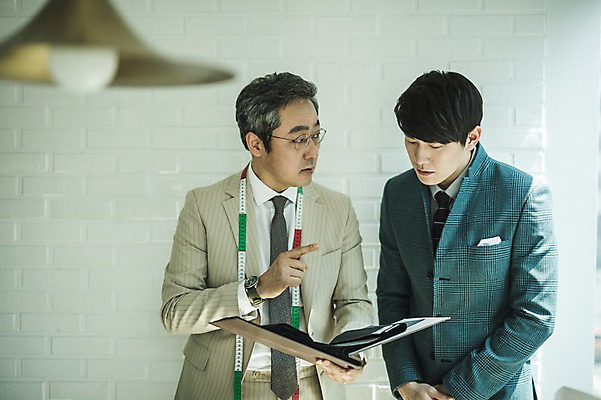 포토 JPG 응시 남자 40대 중년 전등 실내 줄자 설명 서기 들기 사람 정장 상반신 20대 성인 두명 앞모습 한국인 직물 가르침 패션디자이너 제자 실습 장인 신입 남자만 국내포토 시선 옷 교육 뷰포인트 모션 조명 자 동양인 청년 내부 디자이너 파일형식