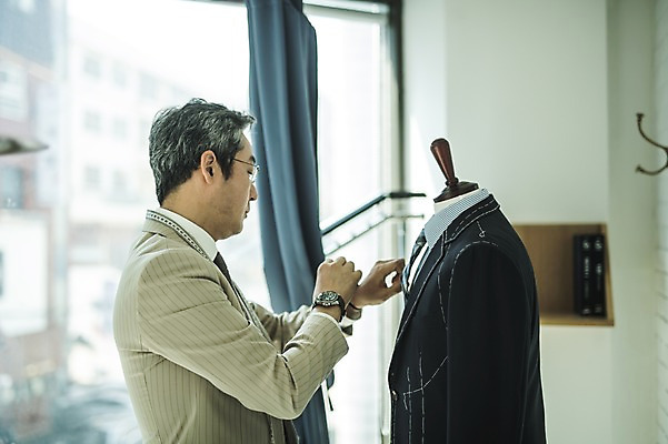 포토 JPG 주간 응시 남자 40대 중년 실내 줄자 한명 서기 사람 정장 손짓 상반신 옆모습 견본 한국인 커튼 마네킹 패션디자이너 창가 장인 맞추기 중년남자한명만 국내포토 자연요소 1 시선 옷 뷰포인트 창문 모션 자 동양인 성인 내부 디자이너 남자한명만 중년남자만 파일형식