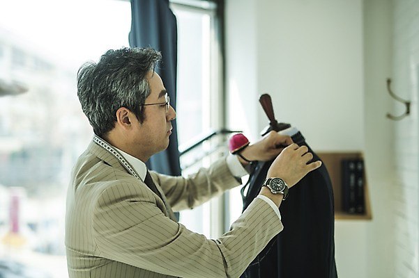 포토 JPG 주간 응시 남자 40대 중년 실내 줄자 한명 서기 사람 정장 손짓 상반신 옆모습 견본 한국인 마네킹 패션디자이너 바늘꽂이 집중 창가 장인 맞추기 중년남자한명만 국내포토 자연요소 1 시선 옷 뷰포인트 컨셉 창문 모션 자 동양인 성인 내부 디자이너 꽂이 남자한명만 중년남자만 파일형식