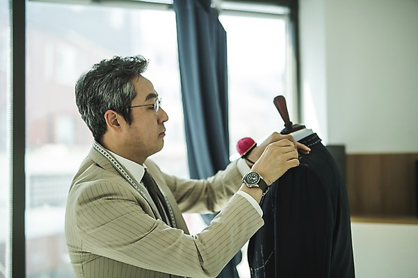 포토 JPG 주간 응시 남자 40대 중년 실내 줄자 한명 서기 사람 정장 손짓 상반신 옆모습 견본 한국인 마네킹 패션디자이너 바늘꽂이 창가 손목시계 장인 맞추기 중년남자한명만 국내포토 자연요소 1 시선 옷 뷰포인트 시계 장신구 창문 모션 자 동양인 성인 내부 디자이너 꽂이 남자한명만 중년남자만 파일형식