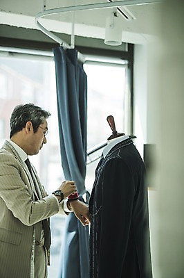 포토 JPG 주간 남자 40대 중년 실내 줄자 한명 서기 사람 정장 손짓 상반신 옆모습 견본 한국인 커튼 마네킹 패션디자이너 바늘꽂이 창가 장인 맞추기 중년남자한명만 국내포토 자연요소 1 옷 뷰포인트 창문 모션 자 동양인 성인 내부 디자이너 꽂이 남자한명만 중년남자만 파일형식