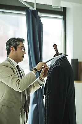 포토 JPG 주간 응시 남자 40대 중년 실내 줄자 한명 서기 사람 정장 손짓 상반신 옆모습 견본 한국인 커튼 마네킹 패션디자이너 창가 장인 맞추기 중년남자한명만 국내포토 자연요소 1 시선 옷 뷰포인트 창문 모션 자 동양인 성인 내부 디자이너 남자한명만 중년남자만 파일형식