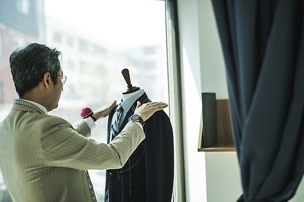 포토 JPG 주간 응시 남자 40대 중년 실내 줄자 한명 서기 사람 정장 손짓 상반신 옆모습 견본 만지기 한국인 마네킹 패션디자이너 바늘꽂이 창가 장인 맞추기 중년남자한명만 국내포토 자연요소 1 시선 옷 뷰포인트 창문 모션 자 동양인 성인 내부 디자이너 꽂이 남자한명만 중년남자만 파일형식