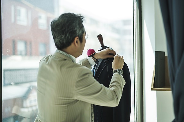 포토 JPG 주간 남자 40대 중년 실내 한명 서기 사람 정장 상반신 옆모습 견본 만지기 한국인 마네킹 패션디자이너 바늘꽂이 창가 장인 맞추기 중년남자한명만 국내포토 자연요소 1 옷 뷰포인트 창문 모션 동양인 성인 내부 디자이너 꽂이 남자한명만 중년남자만 파일형식