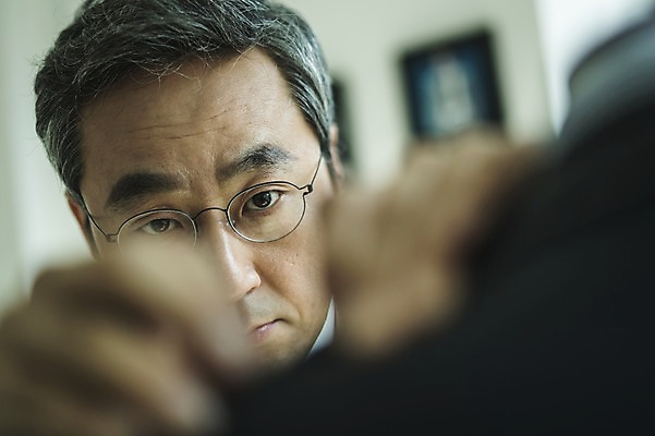 포토 JPG 응시 남자 얼굴 40대 중년 실내 한명 사람 정장 근접촬영 앞모습 신체부위 한국인 패션디자이너 집중 장인 중년남자한명만 안경낌 국내포토 1 시선 옷 안경 뷰포인트 컨셉 동양인 성인 내부 디자이너 남자한명만 중년남자만 파일형식