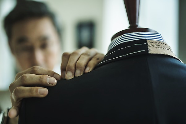 포토 JPG 손 남자 40대 중년 실내 한명 사람 정장 손짓 아웃포커스 신체부위 견본 한국인 양손 잡기 마네킹 패션디자이너 집중 장인 맞추기 중년남자한명만 국내포토 1 옷 컨셉 모션 촬영기법 동양인 성인 내부 디자이너 남자한명만 중년남자만 파일형식