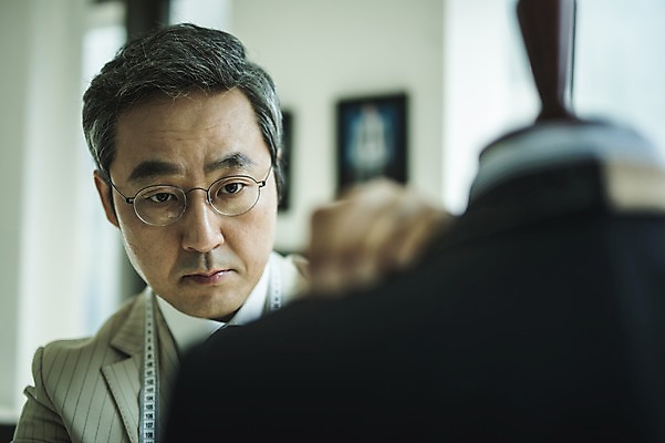 포토 JPG 응시 남자 얼굴 40대 중년 실내 줄자 한명 서기 사람 정장 근접촬영 상반신 앞모습 견본 한국인 마네킹 패션디자이너 집중 장인 중년남자한명만 안경낌 국내포토 1 시선 옷 안경 뷰포인트 컨셉 모션 자 동양인 성인 내부 신체부위 디자이너 남자한명만 중년남자만 파일형식