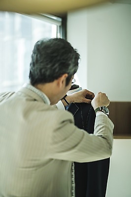 포토 JPG 주간 응시 남자 40대 중년 실내 한명 서기 사람 정장 손짓 상반신 뒷모습 견본 한국인 작업 마네킹 패션디자이너 집중 창가 장인 맞추기 중년남자한명만 국내포토 자연요소 1 시선 옷 뷰포인트 컨셉 창문 모션 동양인 성인 내부 디자이너 남자한명만 중년남자만 파일형식