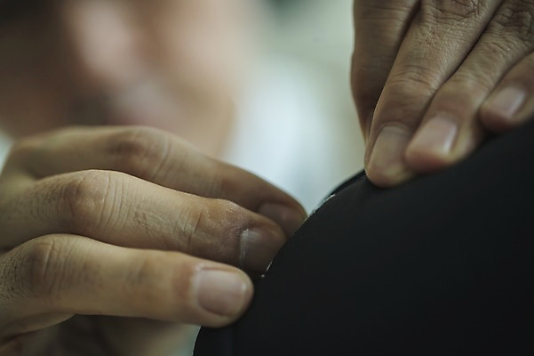 포토 JPG 손 남자 40대 중년 실내 한명 서기 사람 정장 근접촬영 상반신 아웃포커스 신체부위 한국인 양손 작업 패션디자이너 장인 중년남자한명만 국내포토 1 옷 뷰포인트 모션 촬영기법 동양인 성인 내부 디자이너 남자한명만 중년남자만 파일형식