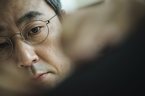 포토 JPG 응시 남자 얼굴 40대 중년 실내 한명 사람 정장 근접촬영 앞모습 신체부위 한국인 패션디자이너 집중 장인 중년남자한명만 안경낌 국내포토 1 시선 옷 안경 뷰포인트 컨셉 동양인 성인 내부 디자이너 남자한명만 중년남자만 파일형식