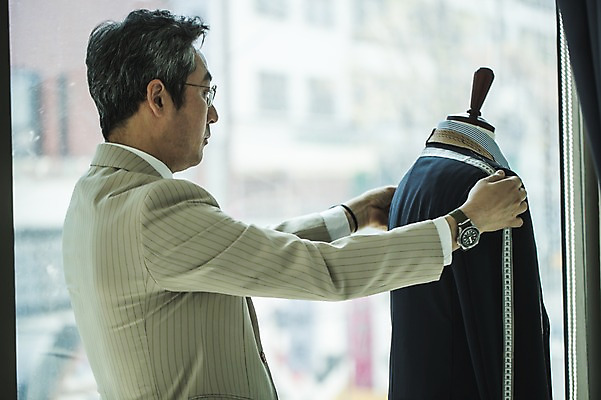 포토 JPG 주간 응시 남자 40대 중년 실내 한명 서기 사람 정장 상반신 옆모습 견본 만지기 한국인 마네킹 패션디자이너 창가 치수재기 장인 중년남자한명만 국내포토 자연요소 1 시선 옷 뷰포인트 창문 모션 동양인 성인 내부 디자이너 남자한명만 중년남자만 파일형식