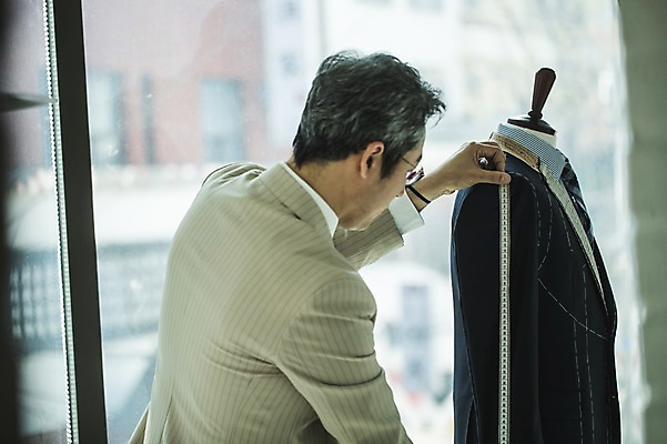 포토 JPG 주간 남자 40대 중년 실내 줄자 한명 서기 사람 정장 손짓 상반신 옆모습 견본 한국인 마네킹 패션디자이너 창가 치수재기 장인 중년남자한명만 국내포토 자연요소 1 옷 뷰포인트 창문 모션 자 동양인 성인 내부 디자이너 남자한명만 중년남자만 파일형식