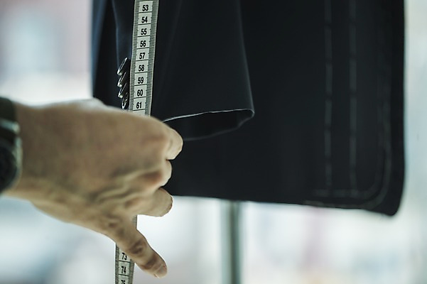 포토 JPG 손 남자 40대 중년 실내 줄자 한명 사람 정장 손짓 근접촬영 신체부위 견본 한국인 마네킹 패션디자이너 치수재기 장인 중년남자한명만 국내포토 1 옷 뷰포인트 모션 자 동양인 성인 내부 디자이너 남자한명만 중년남자만 파일형식