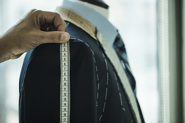 포토 JPG 손 남자 40대 중년 한손 실내 줄자 한명 사람 정장 손짓 근접촬영 신체부위 견본 한국인 마네킹 패션디자이너 치수재기 장인 중년남자한명만 국내포토 1 옷 뷰포인트 모션 자 동양인 성인 내부 디자이너 남자한명만 중년남자만 파일형식