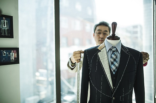 포토 JPG 주간 남자 40대 중년 액자 실내 한명 서기 사람 정장 손짓 상반신 앞모습 견본 한국인 마네킹 패션디자이너 창가 치수재기 장인 중년남자한명만 국내포토 자연요소 1 옷 뷰포인트 창문 모션 동양인 성인 내부 디자이너 남자한명만 중년남자만 파일형식