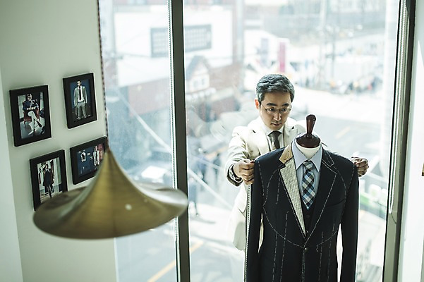 포토 JPG 주간 응시 남자 40대 중년 액자 전등 실내 한명 서기 사람 정장 상반신 앞모습 견본 만지기 한국인 마네킹 패션디자이너 창가 치수재기 장인 중년남자한명만 국내포토 자연요소 1 시선 옷 뷰포인트 창문 모션 조명 동양인 성인 내부 디자이너 남자한명만 중년남자만 파일형식