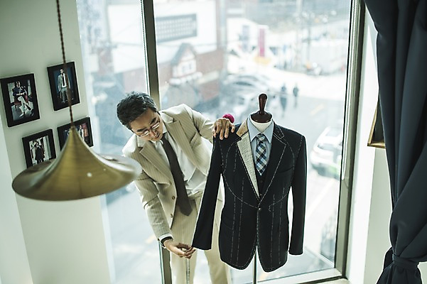 포토 JPG 남자 40대 중년 액자 전등 실내 줄자 한명 서기 사람 정장 손짓 상반신 앞모습 견본 한국인 마네킹 패션디자이너 치수재기 장인 중년남자한명만 국내포토 1 옷 뷰포인트 모션 조명 자 동양인 성인 내부 디자이너 남자한명만 중년남자만 파일형식