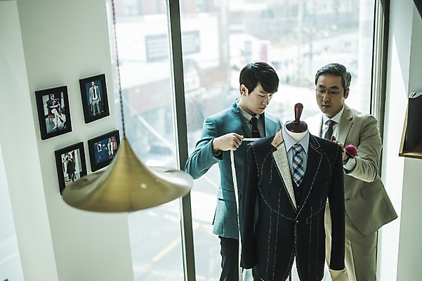 포토 JPG 전신 응시 남자 40대 중년 액자 전등 실내 설명 서기 사람 정장 상반신 20대 성인 두명 앞모습 견본 한국인 가르침 마네킹 패션디자이너 바늘꽂이 창가 제자 실습 치수재기 장인 신입 남자만 국내포토 시선 옷 교육 뷰포인트 창문 모션 조명 동양인 청년 내부 디자이너 꽂이 파일형식