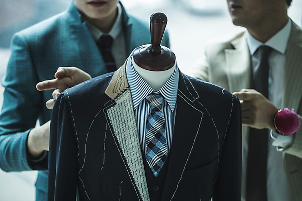 포토 JPG 남자 40대 중년 실내 설명 서기 사람 정장 상반신 20대 성인 두명 앞모습 견본 한국인 가르침 마네킹 패션디자이너 바늘꽂이 제자 실습 치수재기 장인 신입 원단샘플 남자만 국내포토 옷 교육 뷰포인트 모션 동양인 청년 내부 디자이너 꽂이 파일형식