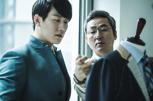 포토 JPG 응시 남자 40대 중년 창문 실내 설명 서기 사람 정장 손짓 상반신 20대 성인 두명 앞모습 옆모습 견본 한국인 가르침 마네킹 패션디자이너 제자 실습 치수재기 장인 신입 남자만 국내포토 시선 옷 교육 뷰포인트 모션 동양인 청년 내부 디자이너 파일형식