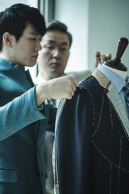 포토 JPG 응시 남자 40대 중년 실내 줄자 설명 서기 사람 정장 손짓 상반신 20대 성인 두명 옆모습 한국인 작업 가르침 마네킹 패션디자이너 제자 실습 치수재기 장인 신입 남자만 국내포토 시선 옷 교육 뷰포인트 모션 자 동양인 청년 내부 디자이너 파일형식