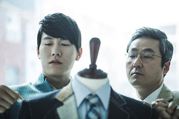 포토 JPG 응시 남자 40대 중년 실내 줄자 서기 사람 정장 손짓 상반신 20대 성인 두명 앞모습 견본 한국인 마네킹 패션디자이너 실습 치수재기 장인 신입 남자만 국내포토 시선 옷 뷰포인트 모션 자 동양인 청년 내부 디자이너 파일형식