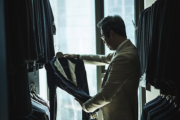 포토 JPG 주간 응시 남자 40대 중년 창문 실내 한명 서기 들기 사람 정장 상반신 옆모습 꼬리표 만지기 한국인 옷걸이 패션디자이너 장인 중년남자한명만 국내포토 자연요소 1 시선 옷 뷰포인트 모션 동양인 성인 내부 라벨 디자이너 남자한명만 중년남자만 파일형식