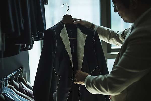 포토 JPG 주간 응시 남자 40대 중년 창문 실내 한명 서기 들기 사람 정장 상반신 옆모습 만지기 한국인 옷걸이 패션디자이너 장인 중년남자한명만 국내포토 자연요소 1 시선 옷 뷰포인트 모션 동양인 성인 내부 디자이너 남자한명만 중년남자만 파일형식