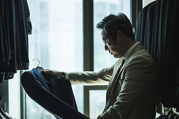 포토 JPG 주간 응시 남자 40대 중년 창문 실내 한명 서기 들기 사람 정장 상반신 옆모습 만지기 한국인 옷걸이 패션디자이너 장인 중년남자한명만 국내포토 자연요소 1 시선 옷 뷰포인트 모션 동양인 성인 내부 디자이너 남자한명만 중년남자만 파일형식