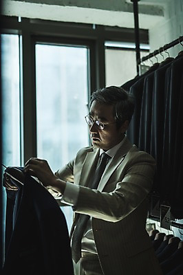 포토 JPG 주간 응시 남자 40대 중년 창문 실내 한명 서기 들기 사람 정장 상반신 옆모습 만지기 한국인 관찰 잡기 옷걸이 패션디자이너 장인 중년남자한명만 국내포토 자연요소 1 시선 옷 뷰포인트 모션 동양인 성인 내부 디자이너 남자한명만 중년남자만 파일형식