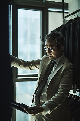 포토 JPG 주간 응시 남자 40대 중년 창문 실내 한명 서기 사람 정장 상반신 옆모습 만지기 한국인 관찰 잡기 옷걸이 패션디자이너 장인 중년남자한명만 국내포토 자연요소 1 시선 옷 뷰포인트 모션 동양인 성인 내부 디자이너 남자한명만 중년남자만 파일형식