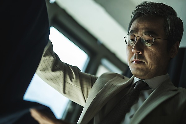 포토 JPG 응시 남자 로우앵글 40대 중년 창문 실내 한명 서기 들기 사람 정장 상반신 옆모습 한국인 잡기 패션디자이너 장인 중년남자한명만 국내포토 1 시선 옷 뷰포인트 모션 동양인 성인 내부 디자이너 남자한명만 중년남자만 파일형식